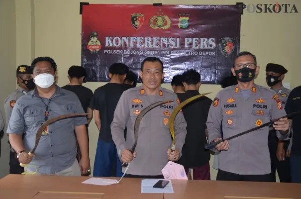 Kapolsek Bojonggede AKP Dwi Susanto didampingi Wakapolsek dan Kanit Reskrim bersama penyidik Reskrim menyita empat  senjata tajam dan pelaku Geng Warung Om Family (WOM) (Foto: Angga)