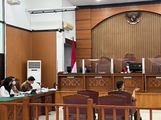 Sidang kasus korupsi Bupati Mimika, Eltinus Omaleng, di Pengadilan Negeri Jakarta Selatan, Rabu (24/8/2022). (Foto: Ist).