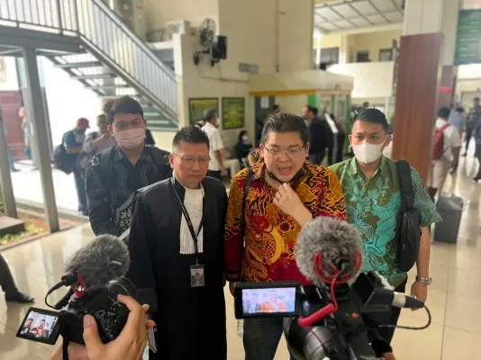 Terdakwa pemalsuan KTP, Alvin Lim (kedua dari kanan). (Foto: Dok. LQ Indonesia).