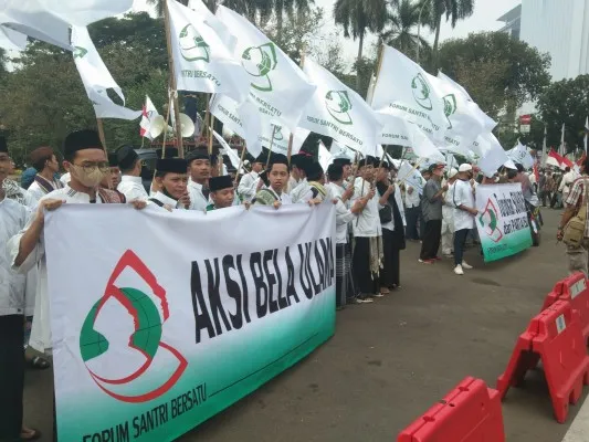 Ratusan santri gelar unjuk rasa di kawasan Patung Kuda Arjuna, Gambir soal 'Amplop Kiyai'. (Ist)