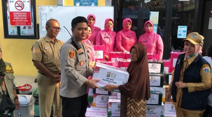 Kapolsek Setiabudi memberikan bantuan sembako kepada korban kebakaran. (Ist)