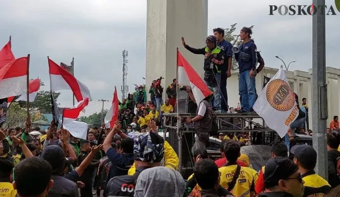 Ribuan Ojol saat demontrasi tolak kenaikan BBM (Foto: Bilal)