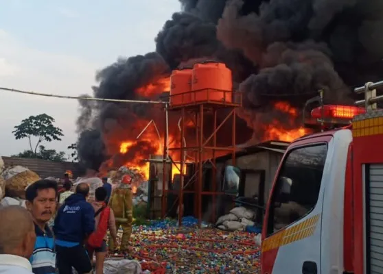 Kebakaran menghanguskan lapak rongsok di Cibinong, Bogor. (Ist)