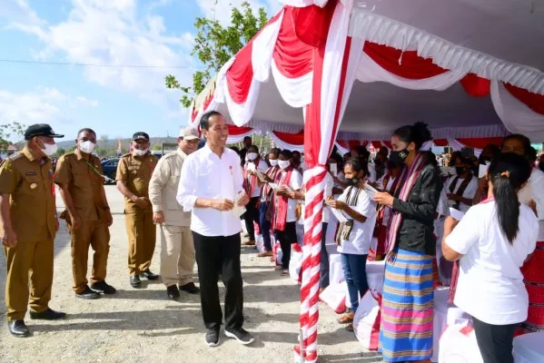 Presiden Joko Widodo saat meninjau penyerahan BLT BBM, sembako di Kabupaten Maluku Barat Daya. (biro pers)