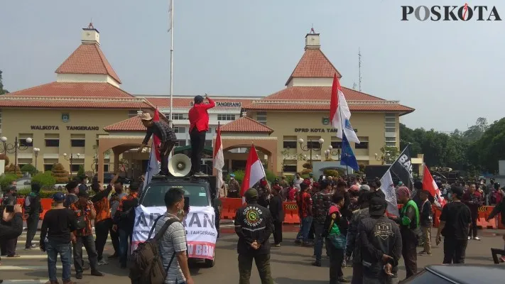 Massa demo tolak kenaikan BBM geruduk pusat pemerintahan Kota Tangerang. (foto: Iqbal)