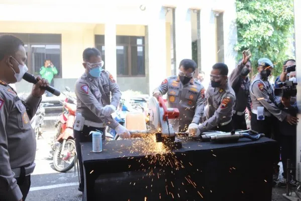 Polda Jawa Tengah memusnahkan knalpot brong. (Ist)