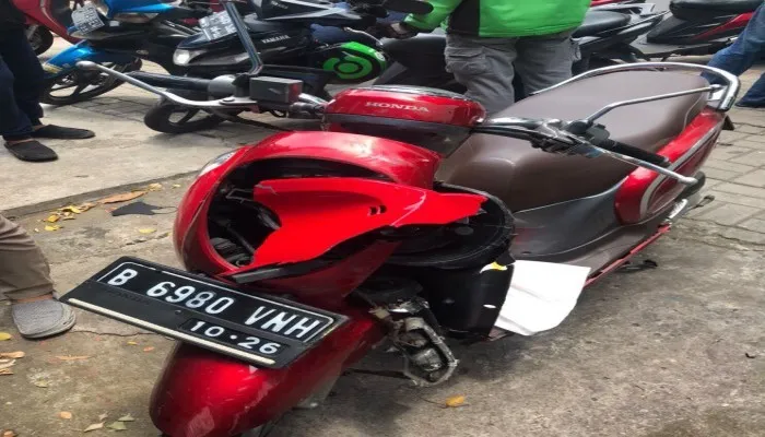 Motor rusak setelah menabrak pohon di Jalan Letjend Soepeno, Kebayoran Lama, Jakarta Selatan. (Ist)