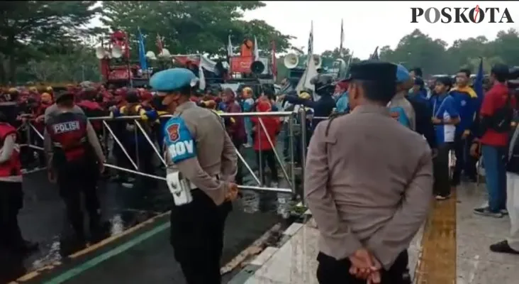 Aksi demonstrasi SOMASI di depan kantor DPRD Kabupaten Tangerang. (veronica)