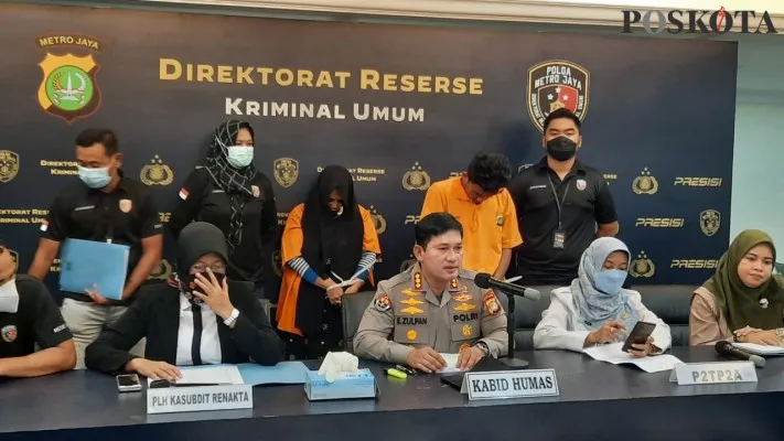 Tersangka penyekap dan pengeksploitasi remaja perempuan di apartmen Jakbar, dihadirkan di Polda Metro Jaya. (Andi Adam Faturahman)