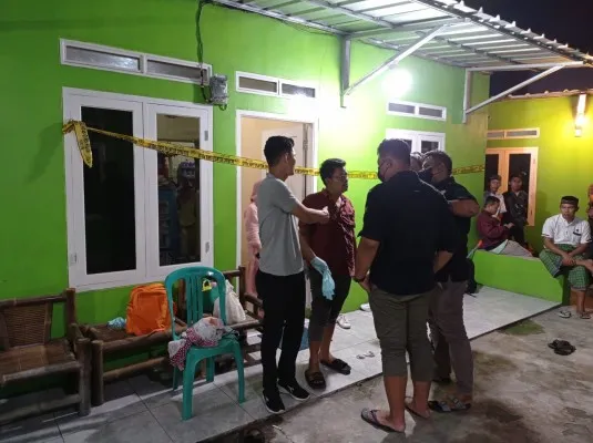 Personil Satreskrim Polres Serang saat mengamankan lokasi kejadian. (Ist)