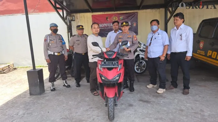 Polsek Bojonggede menyerahkan kembali motor curian kepada korbannya. (foto: angga)