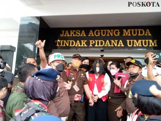 Putri Candrawathi saat diserahkan Polri ke Kejagung untuk bersamaan pelimpahan berkas. (foto: dok poskota)