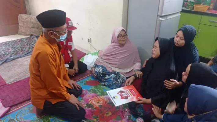 Ketua PMI Jaksel, Abdul Haris memberikan santunan untuk korban tewas tertimpa  tembok MTSN 19 Jakarta. (Ist)