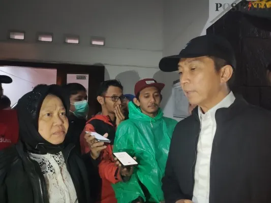 Menteri Risma kunjungi korban longsor di Bogor. (foto: panca)