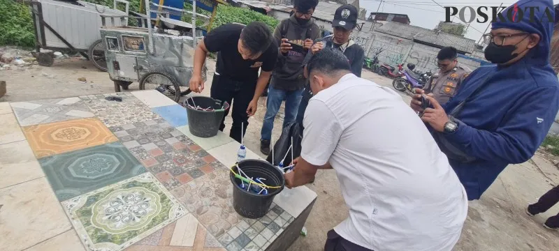 Polisi kembali menggerebek Kampung Boncos, Palmerah, Jakarta Barat. (foto: Pandi)