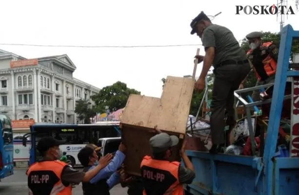 Petugas Satpol PP menertibkan PKL dan PMKS di kawasan Masjid Istiqlal, Jakpus. (foto: aldi)