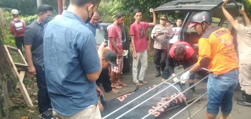 Petugas mengevakuasi mayat perempuan di Kali Cisadane, Bogor. (Ist)