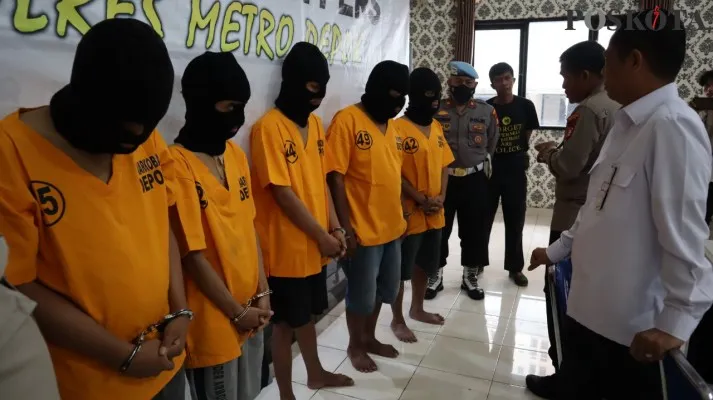 Kapolres Metro Depok Kombes Pol Imran Edwin Siregar didampingi Kasat Narkoba Polres Metro Depok AKBP H.Budi Setiadi menangkap lima pelaku jaringan narkoba antardaerah dengan menyita barang bukti ratusan gram sabu dan kokain. (Foto: Angga)