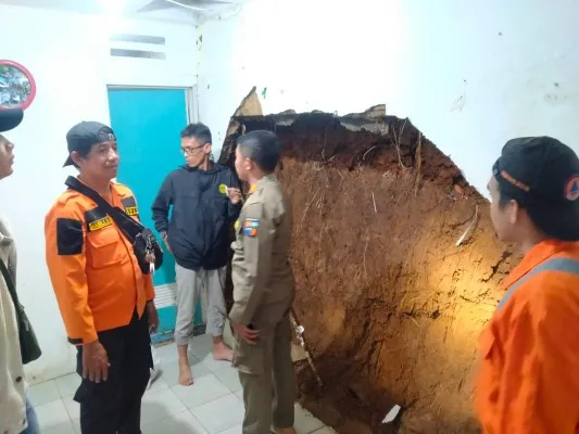 Salah satu tembok rumah warga di Bogor jebol akibat longsor. (Ist)