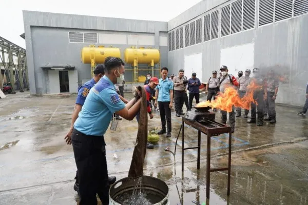 Pegawai Perumda Pasar Jaya mengikuti pelatihan penanggulangan bencana kebakaran. (Ist)