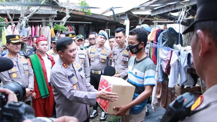 Kapolda Metro Jaya Irjen Pol Fadhil Imran berserta Jajaran lakukan pembagian sembako ke masyarakat Muaragembong Bekasi. (ist)