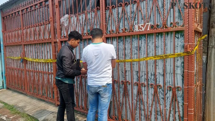 Kondisi rumah satu keluarga tewas di Komplek Citra Garden 1, Kalideres, Jakarta Barat. (foto: poskota/pandi)