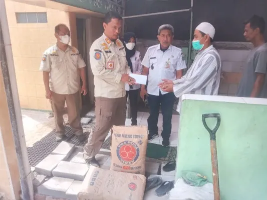 Satpol PP Kelurahan Kemayoran memberikan bantuan untuk Mushala An Nur. (Ist)