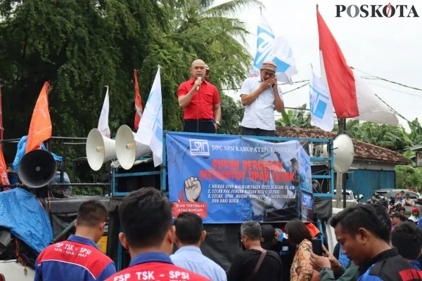 Aksi buruh menuntut kenaikan upah tahun 2023. (Foto: Veronica)