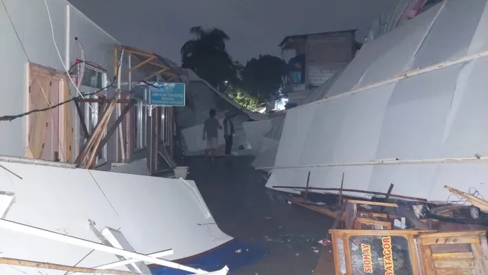 Rumah kontrakan di Jalan Jelambar, Grogol Petamburan, Jakarta Barat porak poranda disapu angin kencang. (foto: ist)