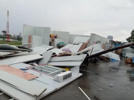 Rumah kontrakan di Jalan Jelambar Baru, Grogol Petamburan, Jakarta Barat, yang tersapu angin kencang. (Ist)