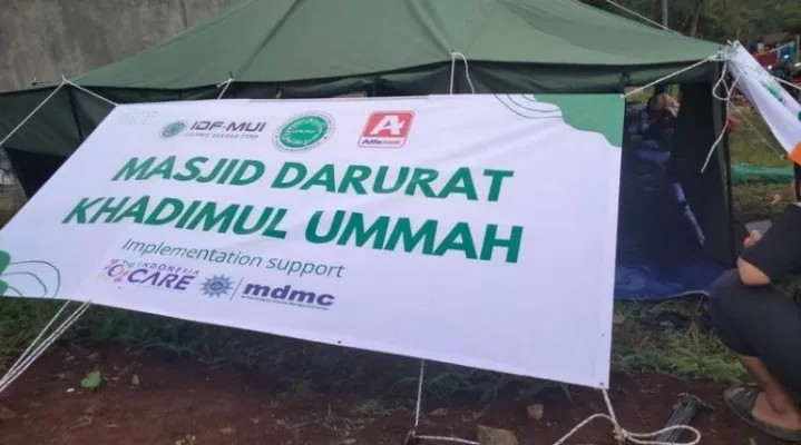 Lembaga Penanggulangan Bencana Majelis Ulama Indonesia (LPB MUI) menggandeng lembaga kemanusiaan Indonesia Care dan MDMC membangun masjid darurat di Kabupaten Cianjur, Jawa Barat. (ist)