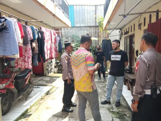 Polsek Cikarang Selatan olah TKP pencurian motor di tempat kontrakan. (Ist)