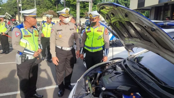 Kasat Lantas Polres Metro Depok, AKBP Bonifacius didampingi Wakasat Lantas, Kompol Sugianto saat memeriksa kesiapan kendaraan dinas (Randis). (foto: angga)