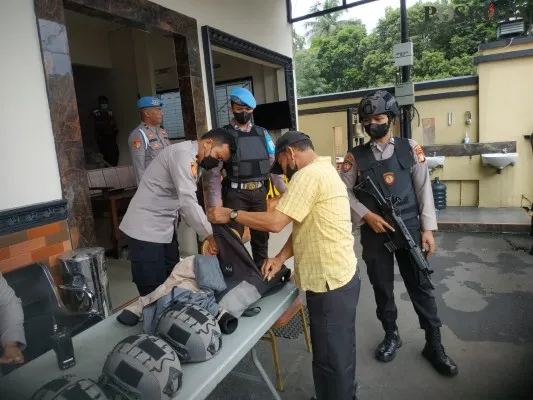 Polres Metro Depok lakukan pengetatan pengamanan terhadap pengunjung pasca bom bunuh diri di Bandung. (foto: angga)