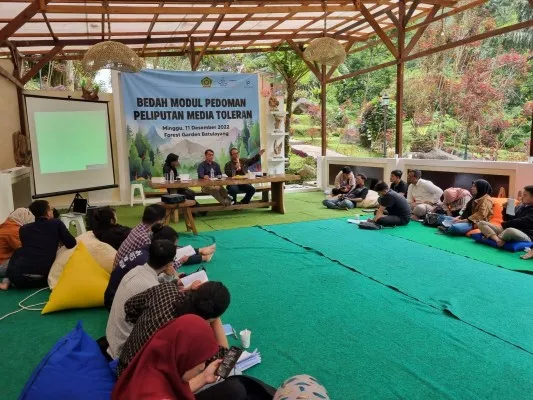 Foto : Kemenag RI bersama jurnalis mengadakan bedah modul pedoman peliputan media toleran. (Ist.)