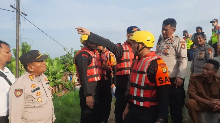 Tim INAFIS dan Jajaran Polsek Cikarang Utara melakukan pencarian terhadap jasad korban di rel kereta api Cikarang Utara. (Humas Polsek Cikarang Utara)