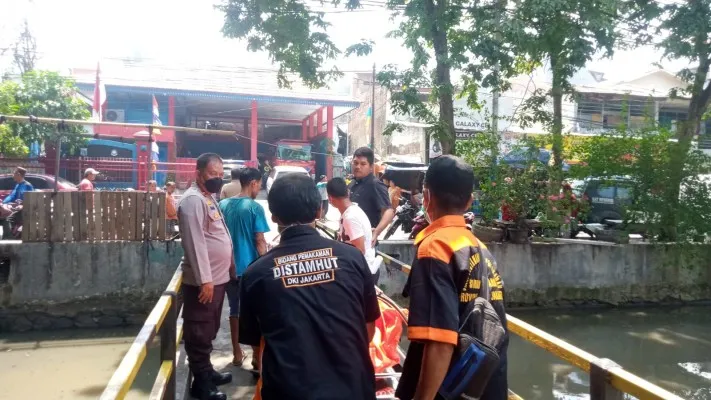 Polisi saat mengevakuasi pria yang ditemukan tewas di rumah kontrakan kawasan Tambora, Jakarta Barat. (ist)