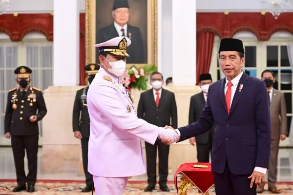 Joko Widodo saat memberikan ucapan selamat kepada Panglima TNI Yudo Margono. (Foto: biro pers)