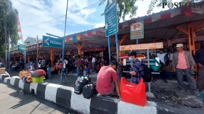 Situasi di terminal bus Kalideres, Jakarta Barat, menjelang perayaan Natal dan Tahun Baru 2023. (pandi)