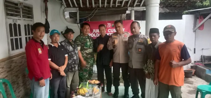 Binmas Polda Metro Jaya saat melakukan kegiatan 'Jumat Curhat' di kawasan Bekasi, Jawa Barat. (Ist)