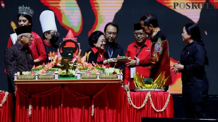 Megawati Soekarnoputri menyerahkan nasi tumpeng pertama kepada Presiden Joko Widodo. (rizal)