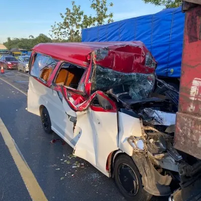 Sebuah mobil angkot menabrak truk di Tol Tangerang - Merak, sejumlah penumpang luka-luka. (Ist)