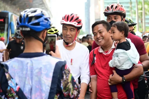 Presiden Joko Widodo saat bersepeda di kawasan cvar free day Sudirman-Thamrin, Jakarta. (biro pers)