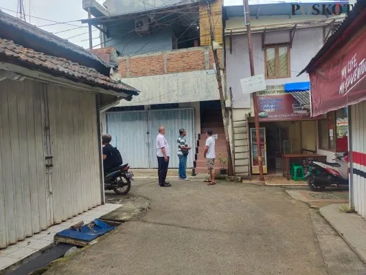 Foto : Polsek Beji melakukan olah Tempat Kejadian Perkara (TKP) di kos-kosan dibobol maling. (Poskota/Angga Pahlevi)