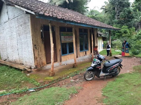 PAUD Al-Hidayah dalam kondisi reyot di Desa Caringin, Kecamatan Caringin, Kabupaten Garut, Jawa Barat. (Foto: Dok. DERMAGA Jakarta).