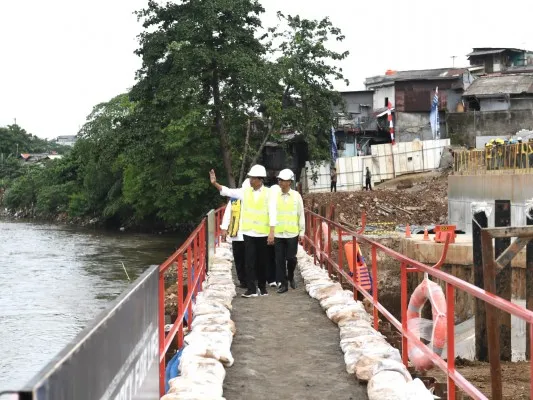 Foto : Presiden RI Joko Widodo (Jokowi) bersama Pj Gubernur DKI Jakarta Heru Budi Hartono meninjau pembangunan sodetan kali ciliwung. (Biro Setpres)