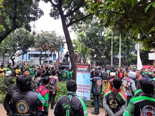 Foto : Ratusan ojol geruduk DPRD DKI Jakarta tolak jalan berbayar. (Ist.)