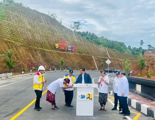 Foto : Presiden RI Joko Widodo (Jokowi) meresmikan Jalan Pintas Batas Kota Singaraja-Mengwitani, Kabupaten Buleleng, Bali. (biro pers)