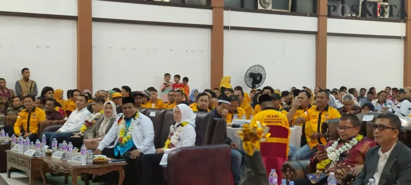 Bupati Purwakarta Anne Ratna Mustika duduk berdampingan bersama Bupati Padang Pariaman Suhatri Bur pada acara pelantikan PKDP Purwakarta. (dadan)