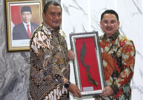 Foto: Ketua DPRD Kabupaten Bogor Rudy Susmanto memberikan cinderamata kepada Mantan Kajari Kabupaten Bogor Agustian Sunaryo. (Ist.)